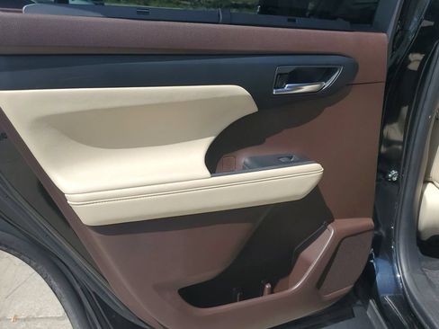 Used 2022 Toyota Highlander XLE FWD image 17