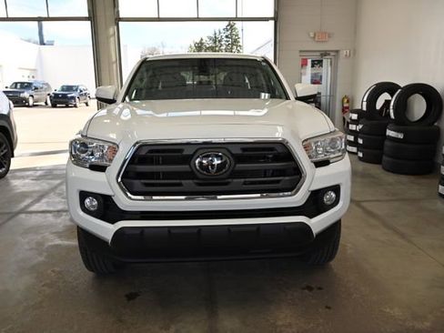 Used 2019 Toyota Tacoma SR5 AWD/4WD image 2