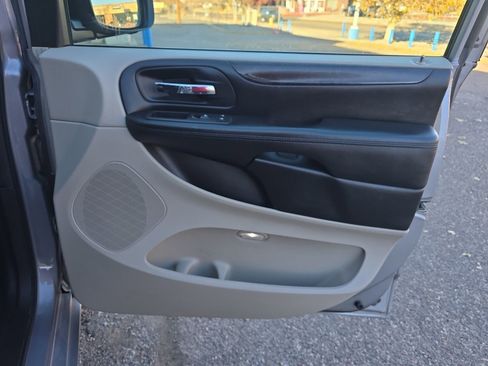 Used 2016 Dodge Grand Caravan SXT w/ Rear Park Assist Package image 23