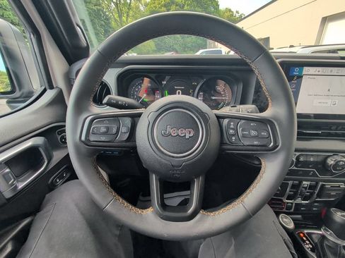 Used 2024 Jeep Wrangler Unlimited AWD/4WD image 21