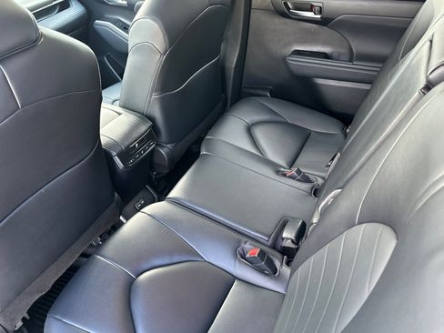 Used 2023 Toyota Highlander XLE image 11