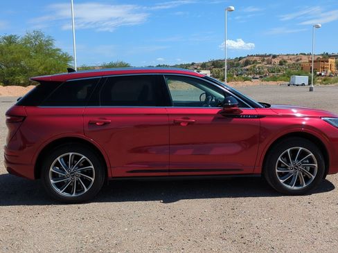 Used 2022 Lincoln Corsair Grand Touring AWD/4WD image 2