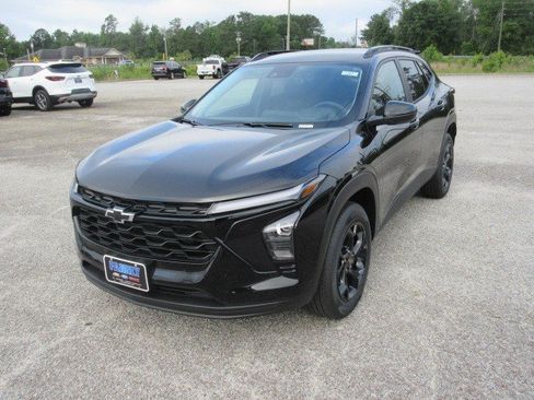 Used 2026 Chevrolet Trax LT w/ Driver Confidence Package FWD image 2
