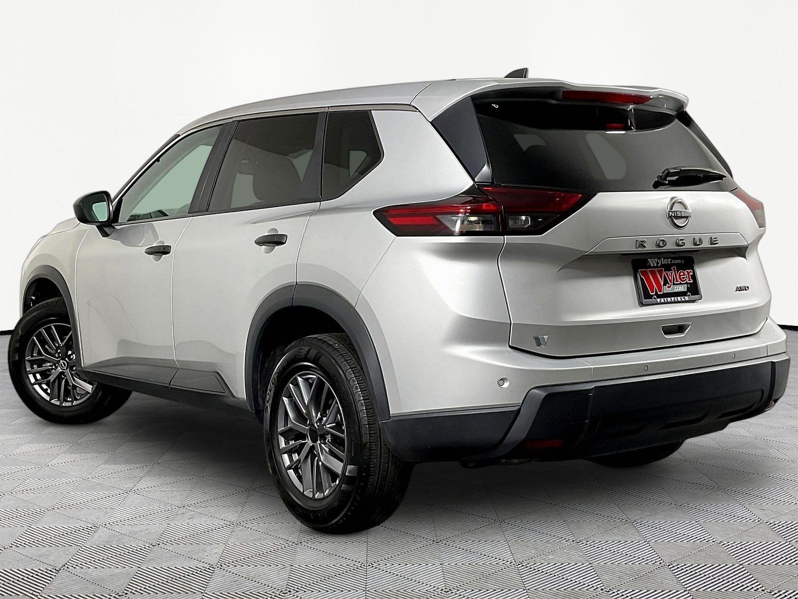 Used 2024 Nissan Rogue S AWD/4WD image 4