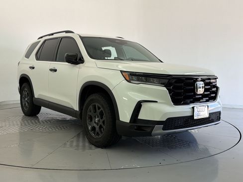 Used 2025 Honda Pilot TrailSport image 7