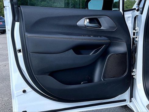 New 2025 Chrysler Voyager LX image 13