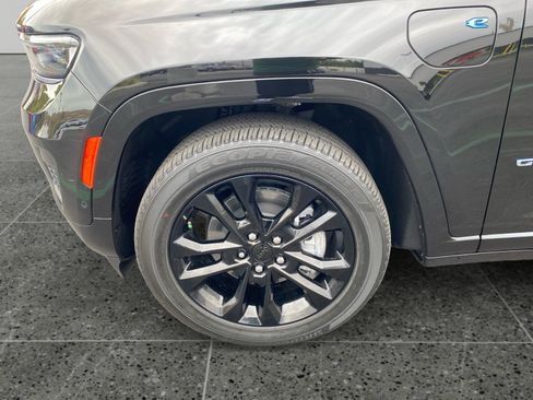 Used 2023 Jeep Grand Cherokee Overland w/ Luxury Tech Group IV AWD/4WD image 14