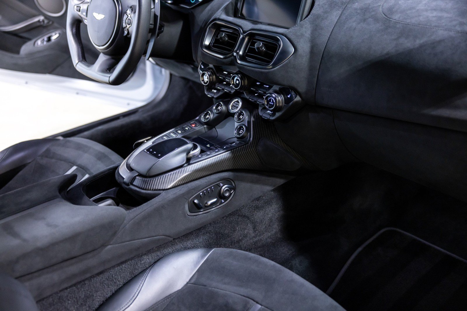 Used 2019 Aston Martin V8 Vantage Coupe RWD image 40