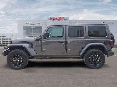 Used 2025 Jeep Wrangler Unlimited Sahara w/ Safety Group AWD/4WD image 2