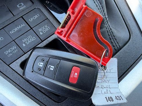 Used 2025 Toyota RAV4 XLE AWD/4WD image 29