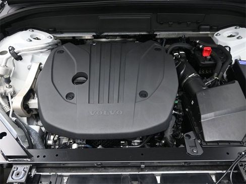 Used 2024 Volvo XC60 B5 Core image 32