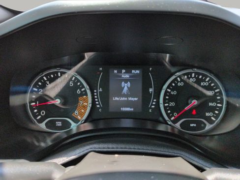 Used 2023 Jeep Renegade Latitude AWD/4WD image 31