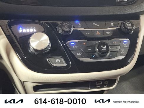 Used 2018 Chrysler Pacifica Touring-L image 25