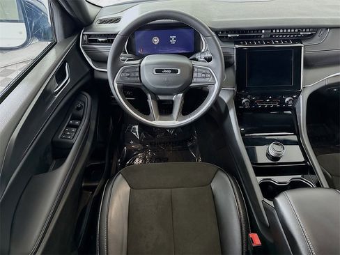 Used 2023 Jeep Grand Cherokee Altitude image 4