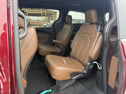 Used 2021 Chrysler Pacifica Limited image 11