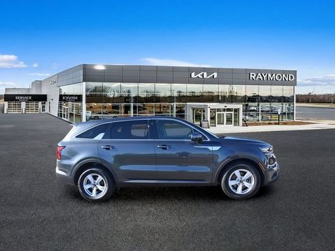 Used 2023 Kia Sorento LX FWD image 2