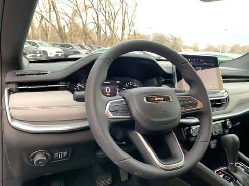 Used 2025 Jeep Compass Limited image 34