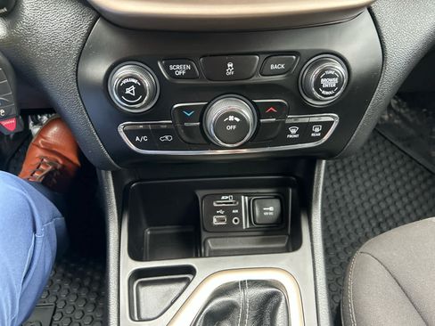 Used 2017 Jeep Cherokee Latitude w/ Cold Weather Group FWD image 18