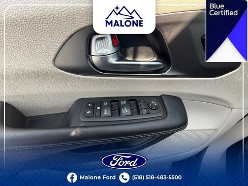 Used 2023 Chrysler Pacifica Touring-L FWD image 21