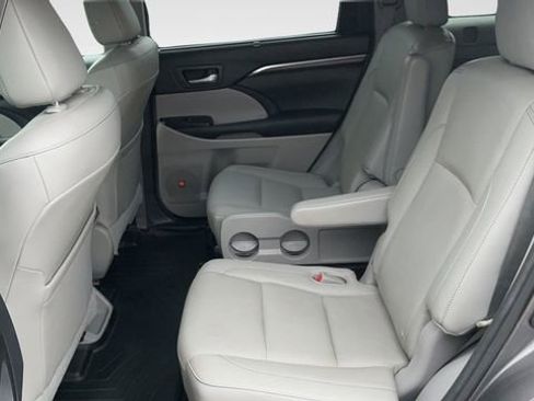 Used 2015 Toyota Highlander Limited Platinum FWD image 13