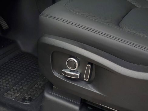 Used 2025 Land Rover Defender 130 X-Dynamic SE image 12