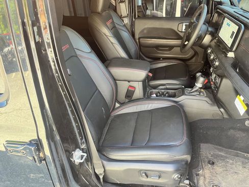 Used 2025 Jeep Gladiator Rubicon w/ Safety Group AWD/4WD image 14