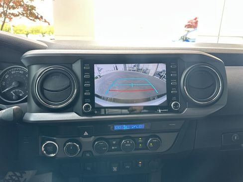 Certified 2022 Toyota Tacoma TRD Off-Road AWD/4WD image 31