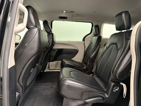 Used 2024 Chrysler Pacifica Touring-L image 17