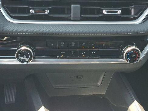 Used 2025 Chevrolet Equinox LT AWD/4WD image 15