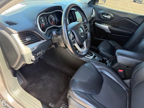 Used 2018 Jeep Cherokee Latitude Plus w/ Comfort/Convenience Group image 19