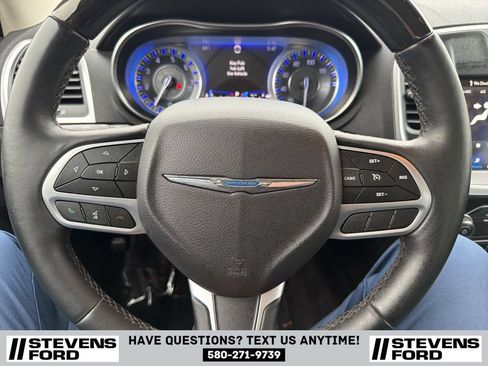 Used 2018 Chrysler 300 Limited RWD image 19