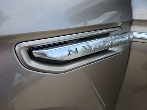 Used 2018 Lincoln Navigator Select RWD image 30