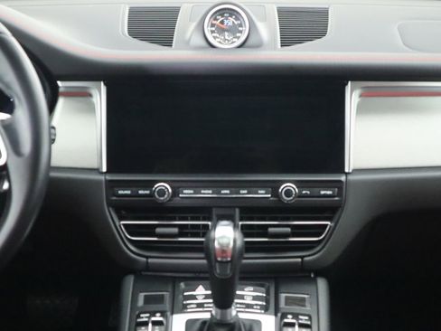 Used 2020 Porsche Macan Turbo image 14