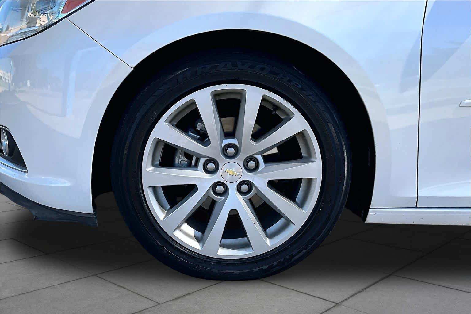 Used 2015 Chevrolet Malibu LT w/ Leather Package FWD image 10