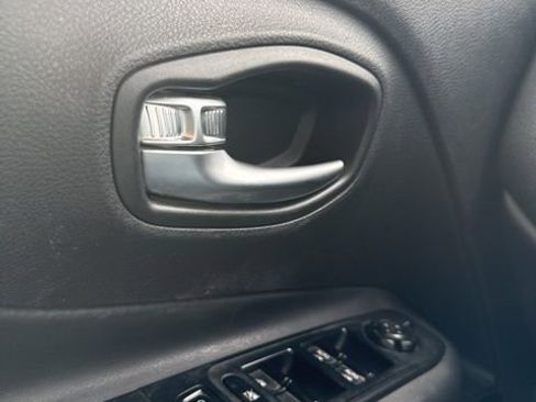 Used 2016 Jeep Renegade Latitude image 22