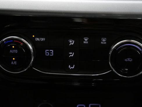 Used 2025 Chevrolet Trax LT FWD image 19