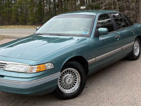 Used 1993 Ford Crown Victoria LX image 2