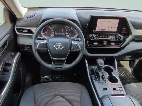 Used 2023 Toyota Highlander LE FWD image 12