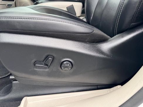 Used 2024 Chrysler Pacifica Touring-L image 16