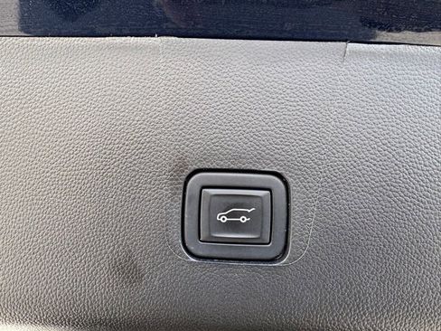 Used 2023 Chevrolet Traverse LT image 32