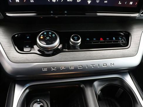 Used 2025 Ford Expedition Platinum image 22