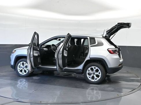 Used 2025 Jeep Compass Sport w/ Mopar Graphics Package AWD/4WD image 38