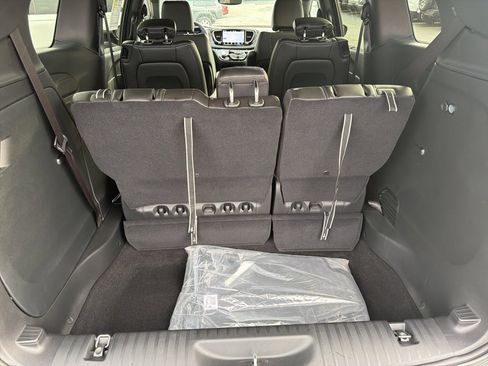 Used 2025 Chrysler Pacifica Select image 20