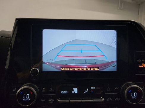 Used 2024 Toyota Highlander XLE FWD image 36