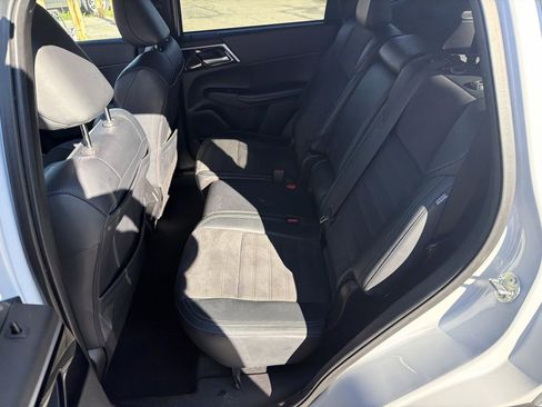 Used 2024 Mitsubishi Outlander FWD image 12