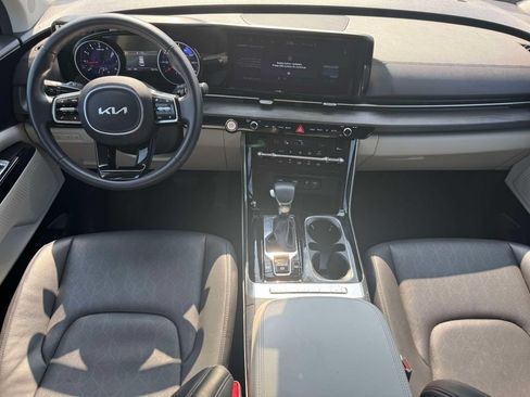 Used 2024 Kia Carnival EX FWD image 12