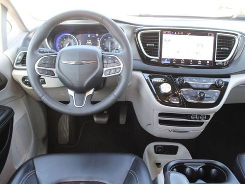 Used 2023 Chrysler Pacifica Touring-L FWD image 18