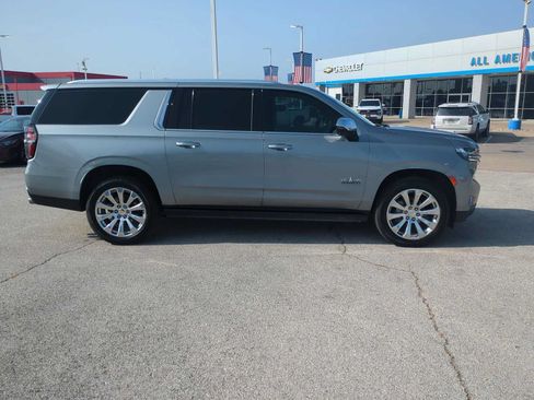 Used 2023 Chevrolet Suburban Premier w/ Premium Package AWD/4WD image 9