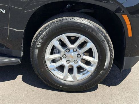 Used 2025 Chevrolet Suburban LT AWD/4WD image 8
