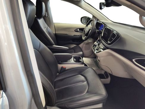 Used 2024 Chrysler Pacifica Touring-L FWD image 17